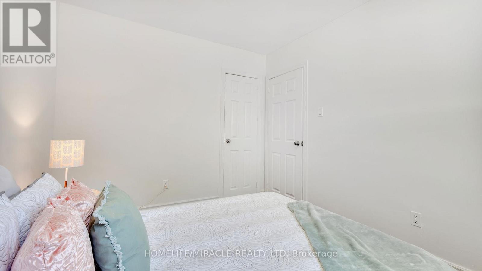 Photo 41 of 8 Hollyhedge Drive, Toronto ON