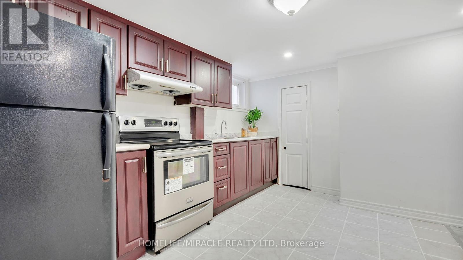 Photo 22 of 8 Hollyhedge Drive, Toronto ON