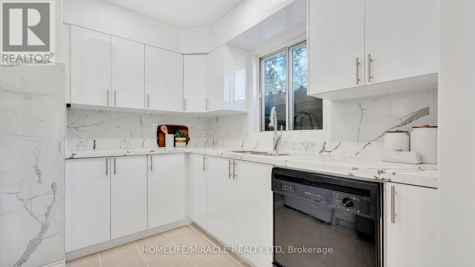 Photo 32 of 8 Hollyhedge Drive, Toronto ON