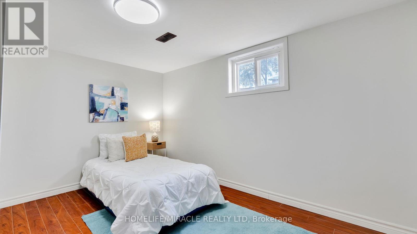 Photo 20 of 8 Hollyhedge Drive, Toronto ON