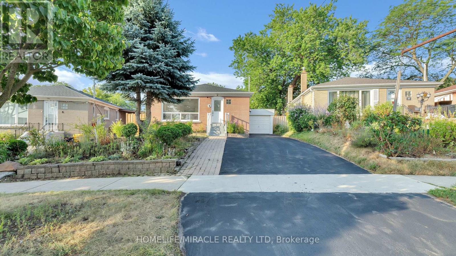 Photo 2 of 8 Hollyhedge Drive, Toronto ON
