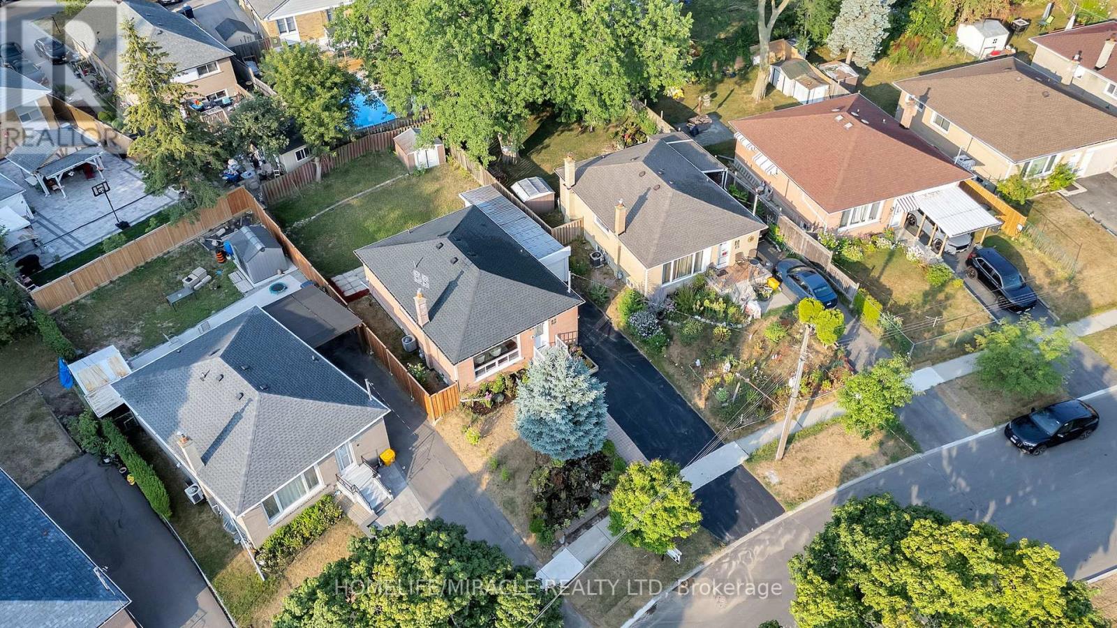 Photo 16 of 8 Hollyhedge Drive, Toronto ON