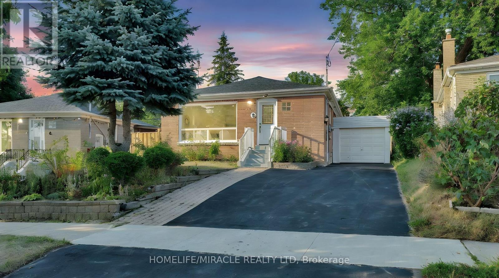 Photo 40 of 8 Hollyhedge Drive, Toronto ON