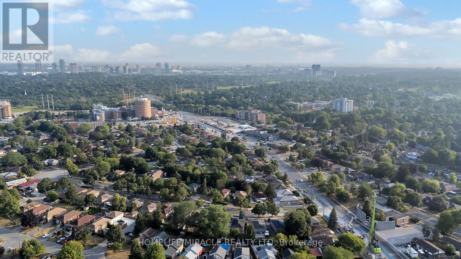 Photo 17 of 8 Hollyhedge Drive, Toronto ON