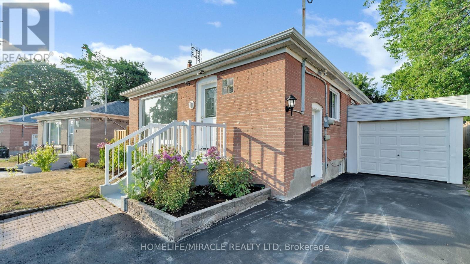 Photo 15 of 8 Hollyhedge Drive, Toronto ON