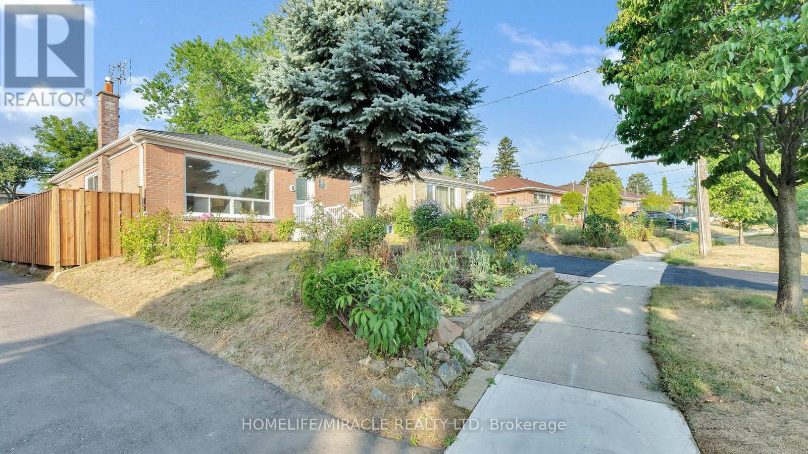 Photo 14 of 8 Hollyhedge Drive, Toronto ON