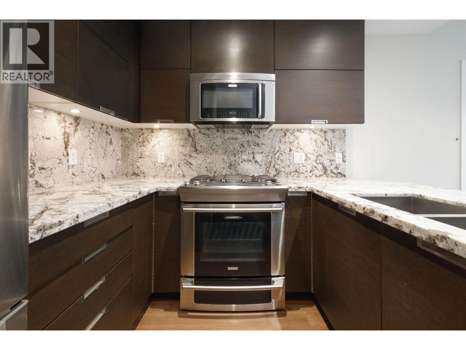 Photo 8 of 207 2077 Rosser Avenue, Burnaby BC
