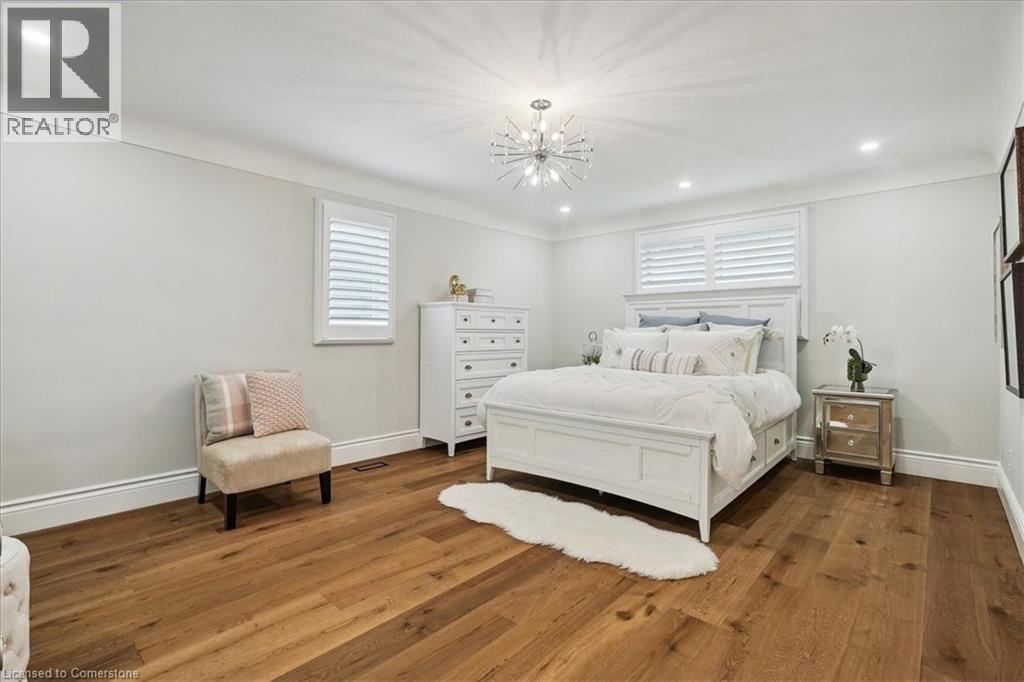 Photo 8 of 10 Azalea Court, Stoney Creek ON