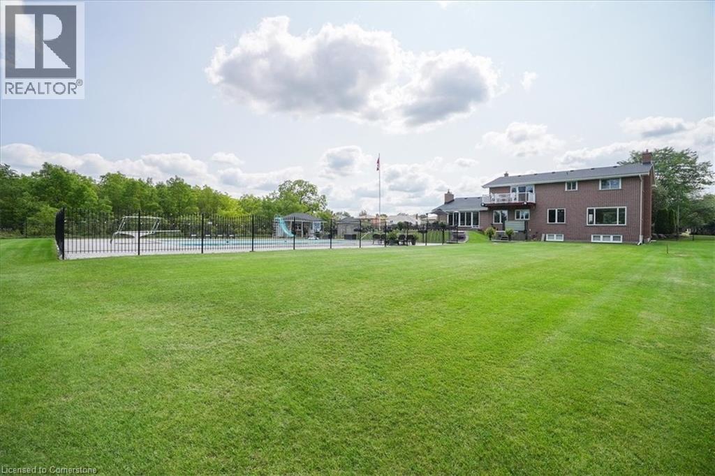 Photo 20 of 10 Azalea Court, Stoney Creek ON