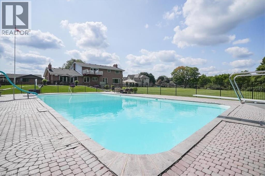 Photo 47 of 10 Azalea Court, Stoney Creek ON