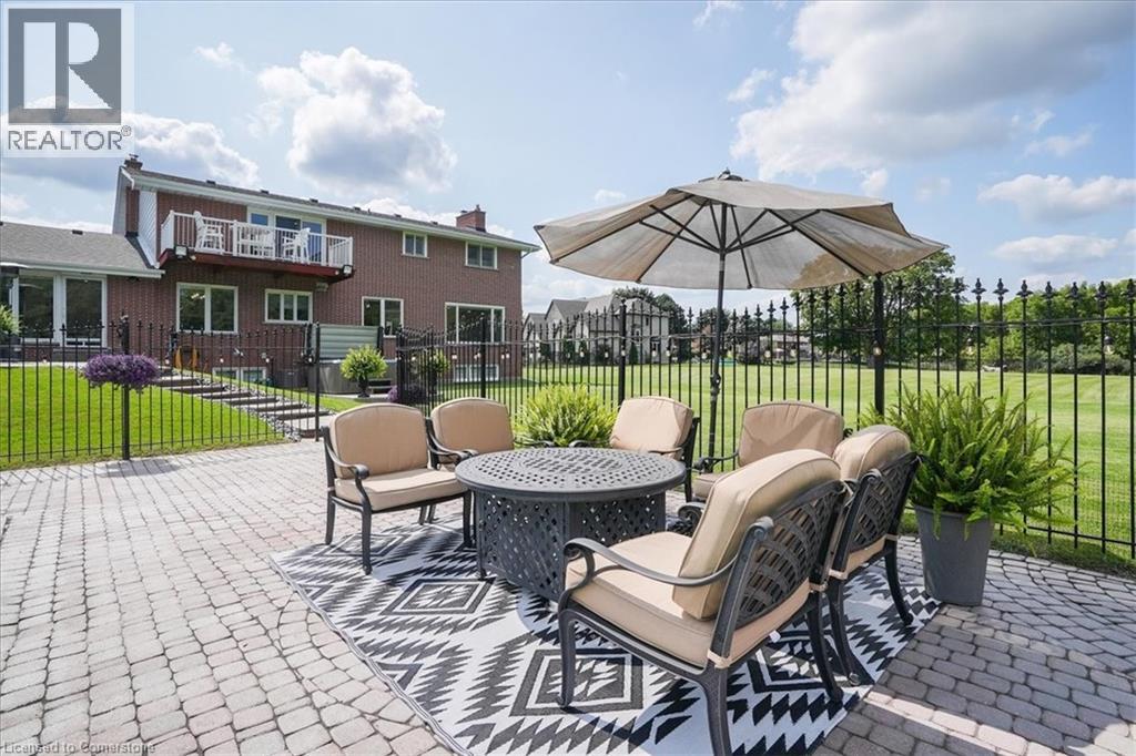 Photo 32 of 10 Azalea Court, Stoney Creek ON