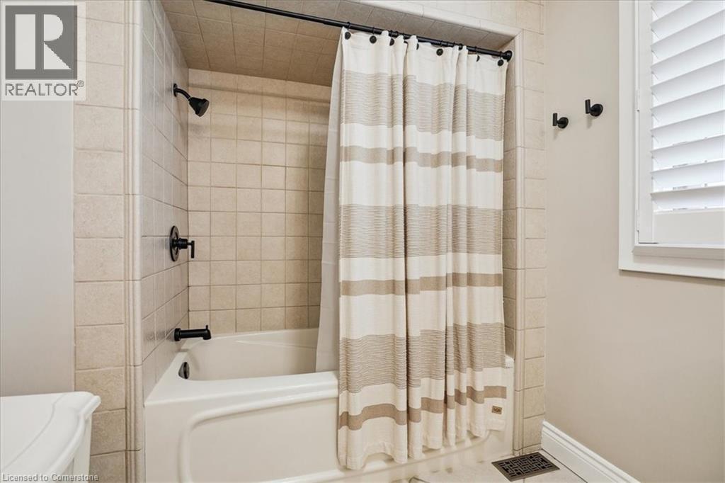 Photo 37 of 10 Azalea Court, Stoney Creek ON