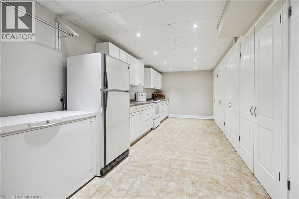 Photo 22 of 10 Azalea Court, Stoney Creek ON