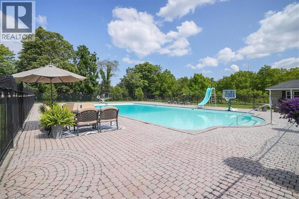Photo 30 of 10 Azalea Court, Stoney Creek ON