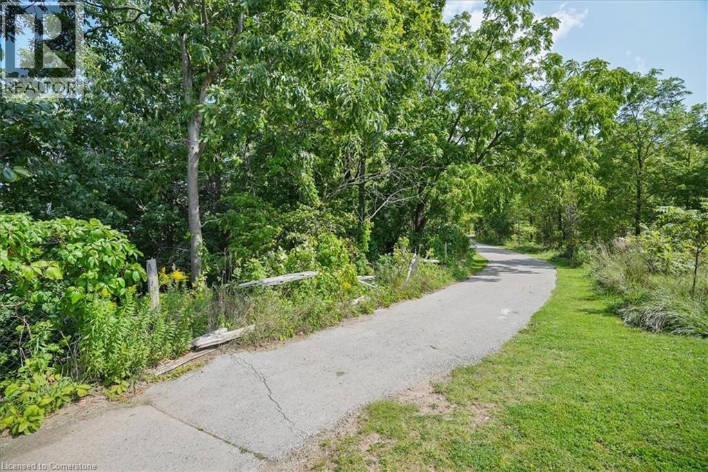 Photo 23 of 10 Azalea Court, Stoney Creek ON