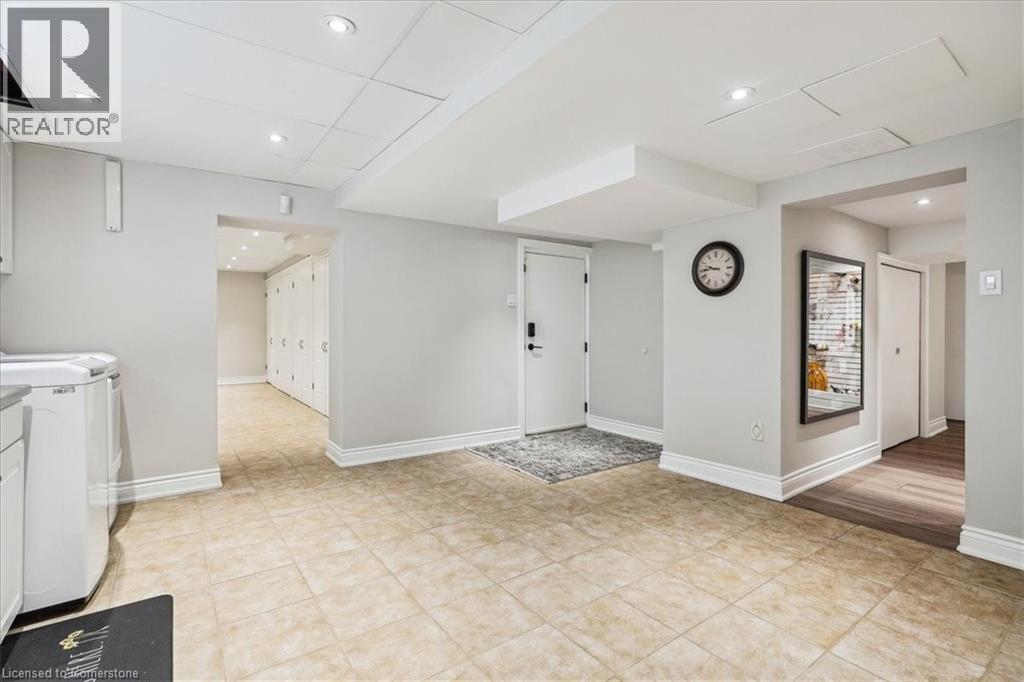 Photo 17 of 10 Azalea Court, Stoney Creek ON