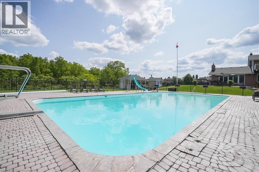 Photo 9 of 10 Azalea Court, Stoney Creek ON