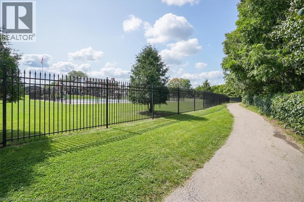 Photo 38 of 10 Azalea Court, Stoney Creek ON