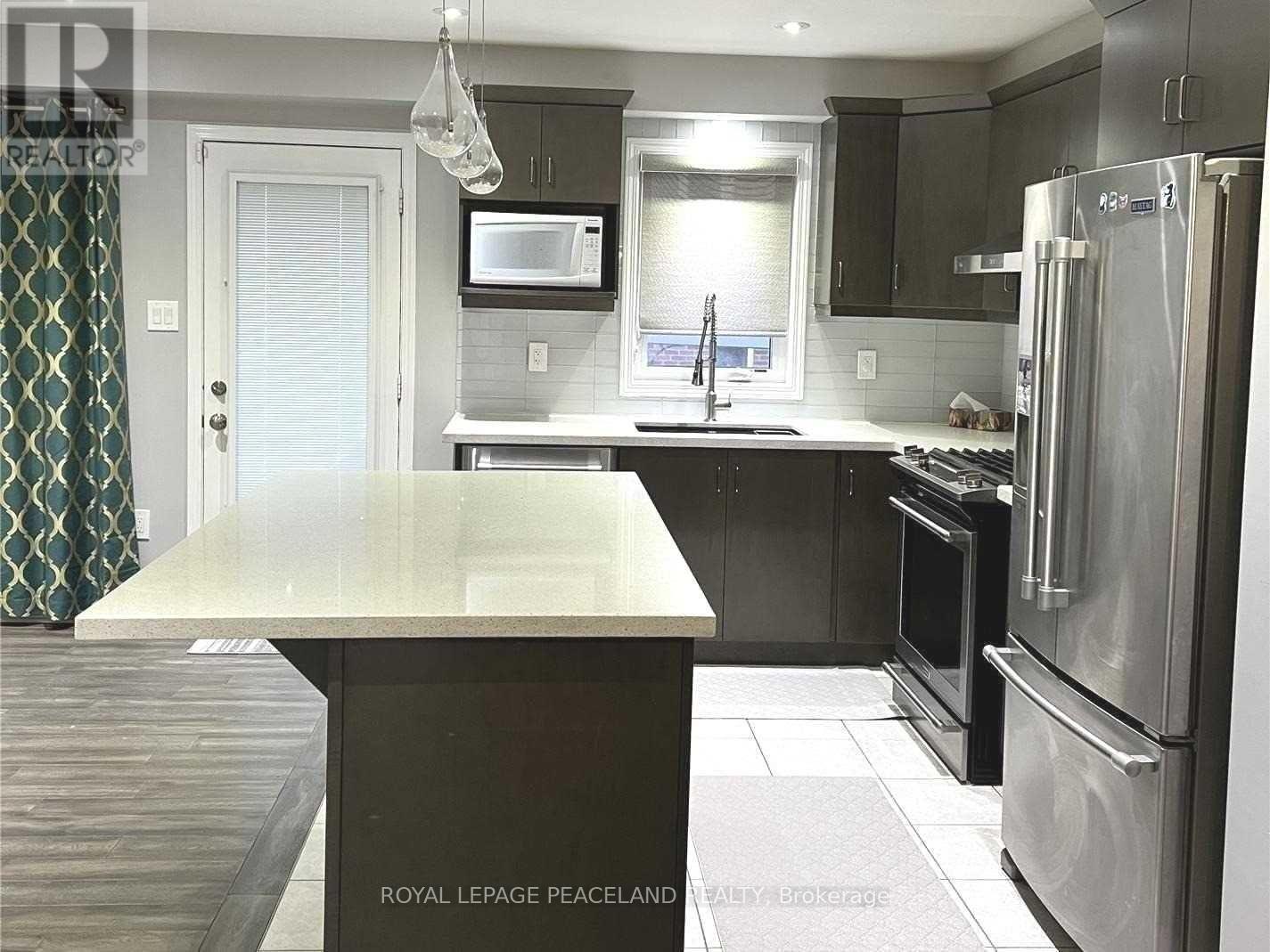 Photo 5 of 27 Leadenhall Road, Brampton ON