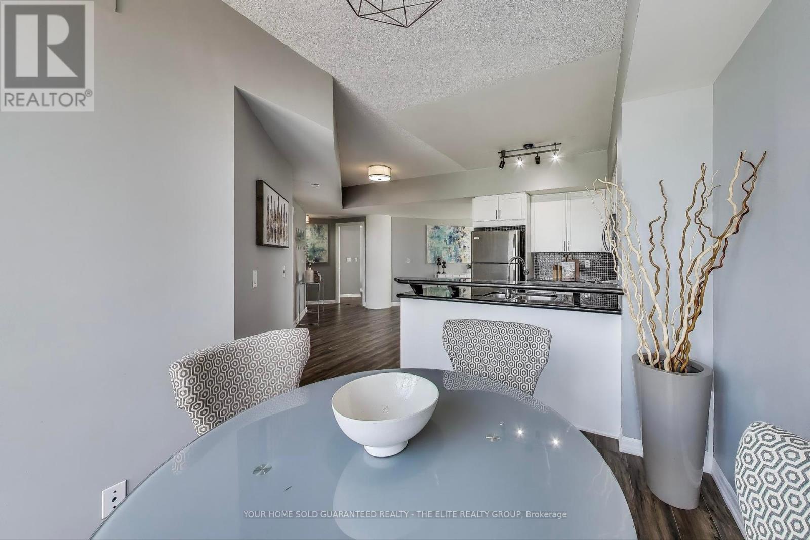 Photo 11 of 1107 220 Burnhamthorpe Road W, Mississauga ON