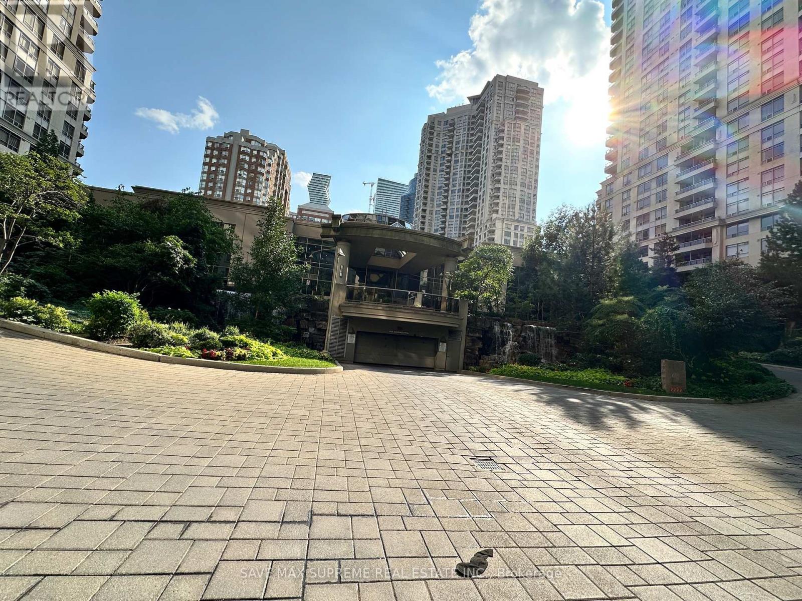 Photo 14 of 527 3888 Duke Of York Boulevard, Mississauga ON