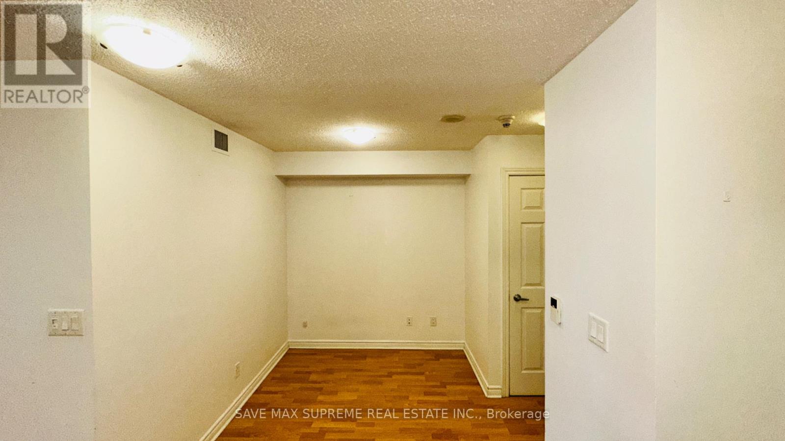 Photo 13 of 527 3888 Duke Of York Boulevard, Mississauga ON