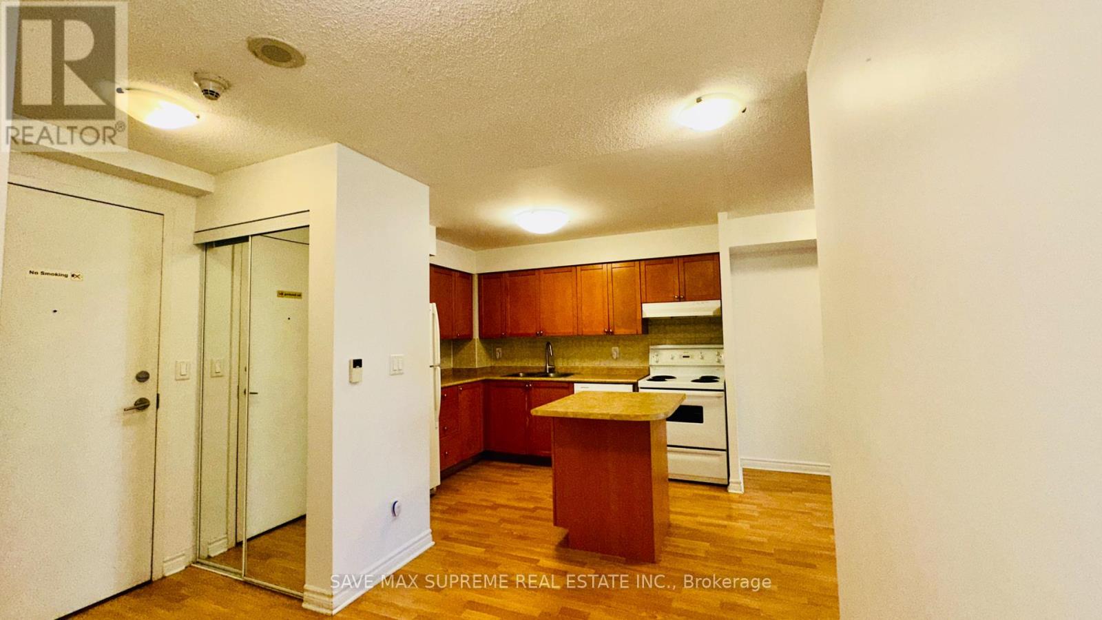 Photo 3 of 527 3888 Duke Of York Boulevard, Mississauga ON
