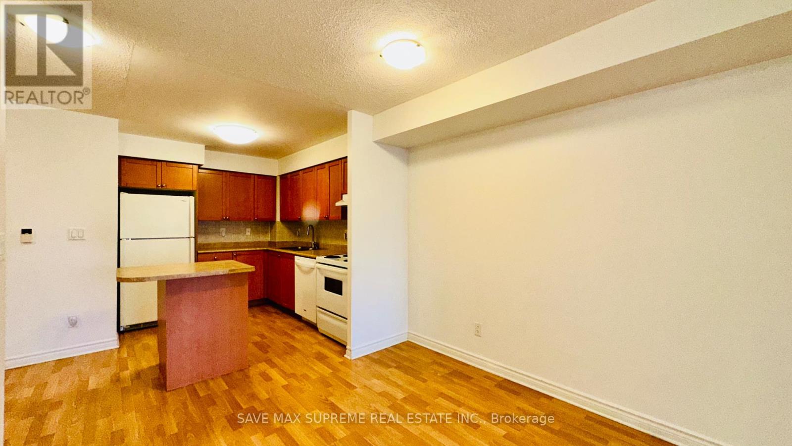 Photo 4 of 527 3888 Duke Of York Boulevard, Mississauga ON