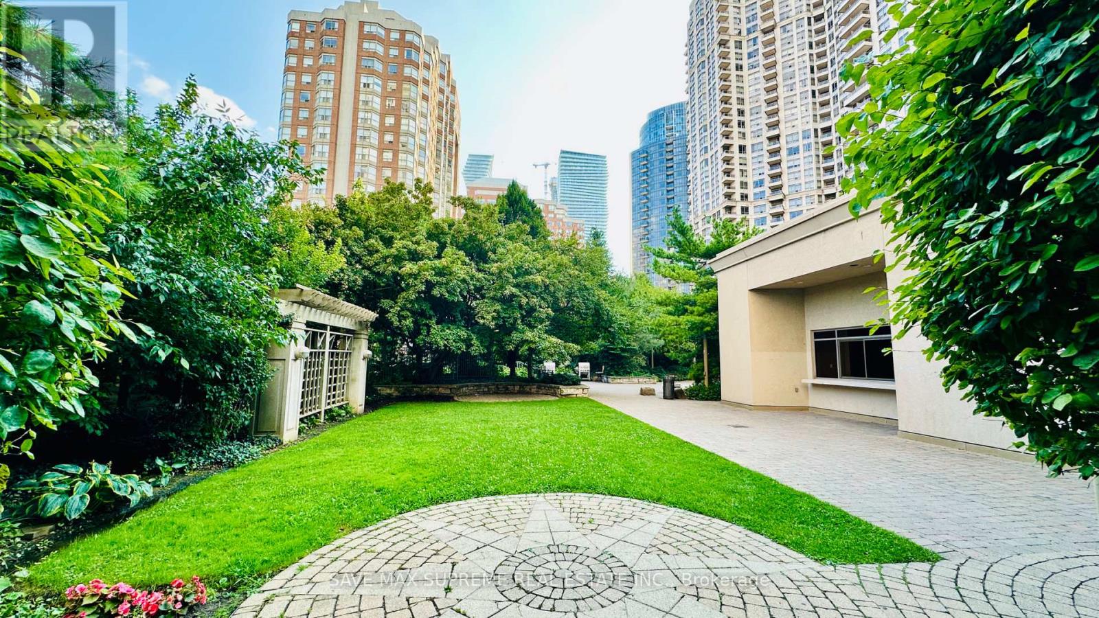 Photo 6 of 527 3888 Duke Of York Boulevard, Mississauga ON