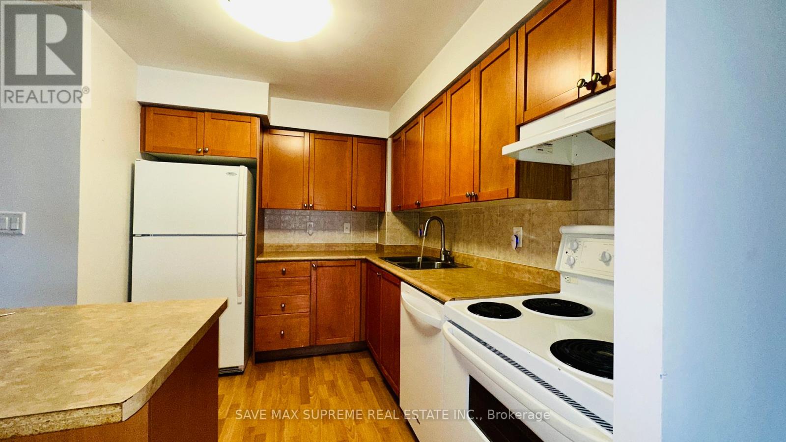 Photo 7 of 527 3888 Duke Of York Boulevard, Mississauga ON