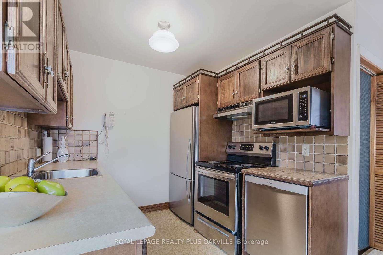 Photo 19 of 2416 Rebecca Street, Oakville ON