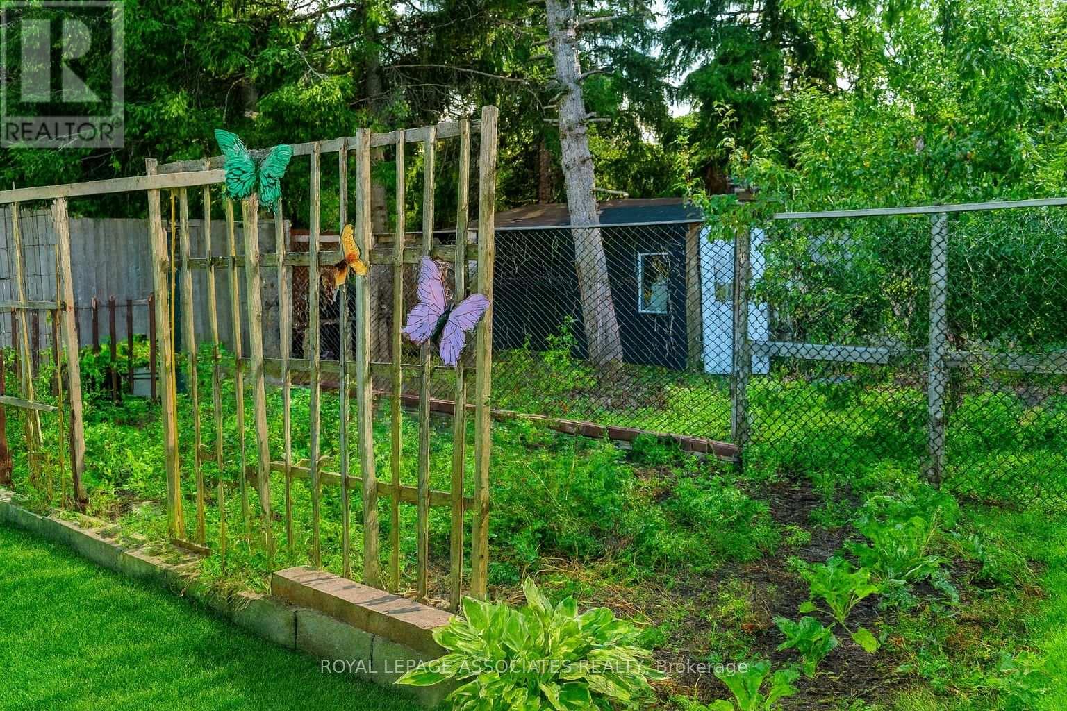 Photo 27 of 24 Hurley Crescent, Toronto ON