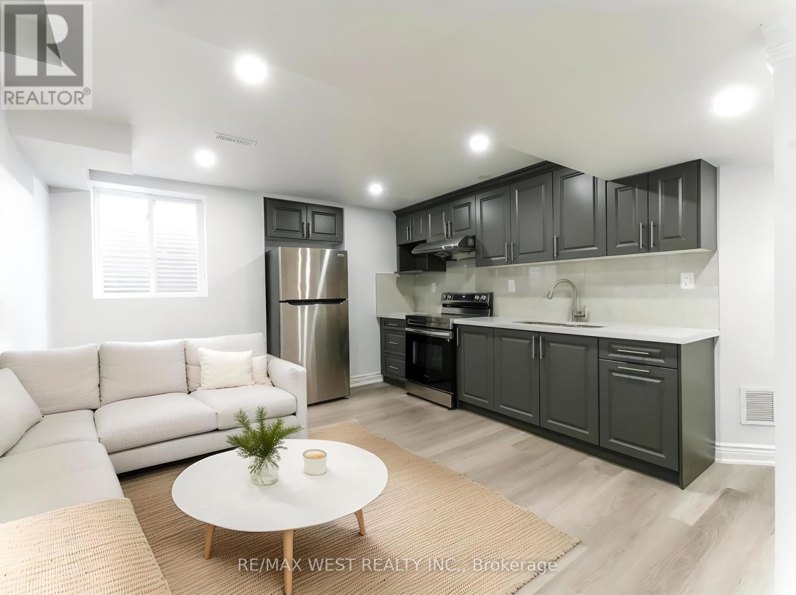 Photo 2 of 72 Sedgegrass Way, Brampton ON