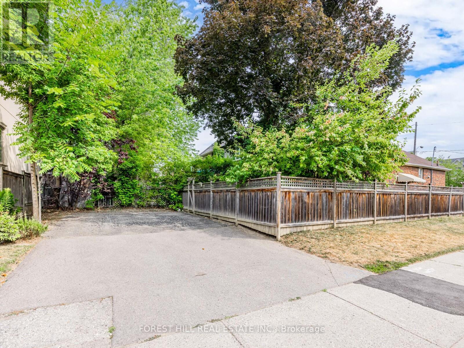 Photo 24 of 2 Esgore Drive, Toronto ON
