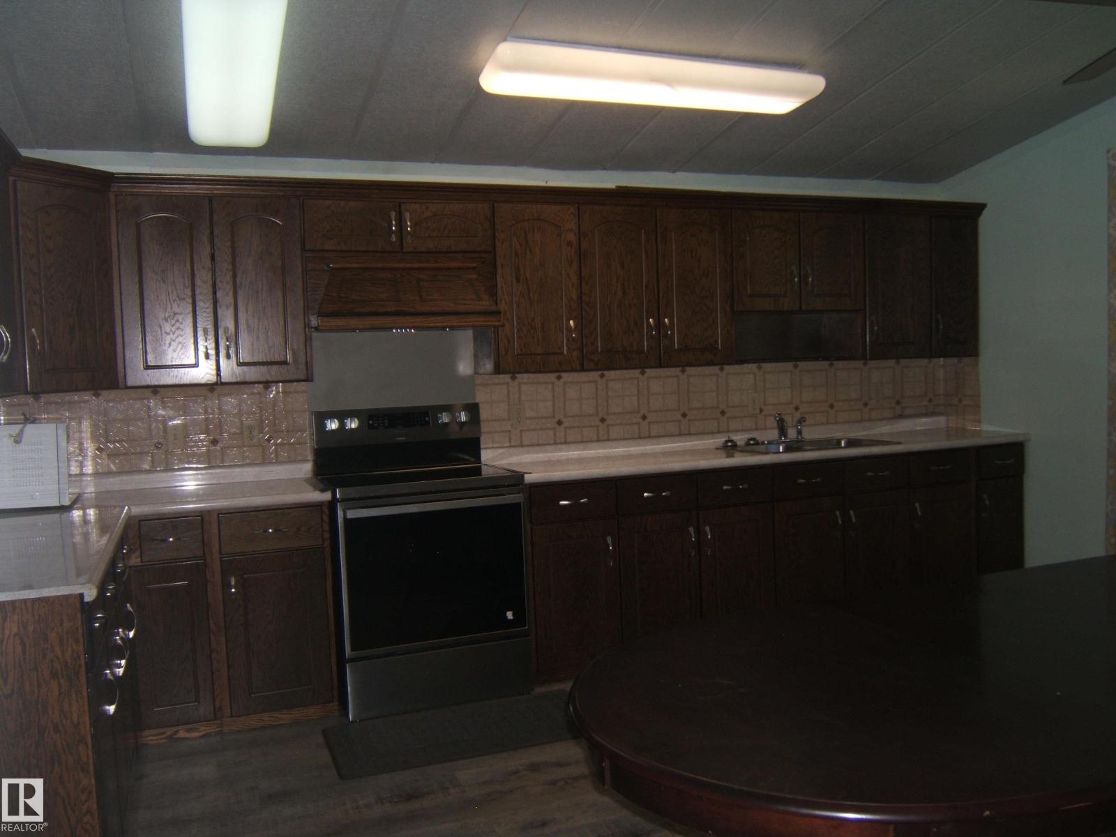 Photo 6 of 4511 54 St, Two Hills AB