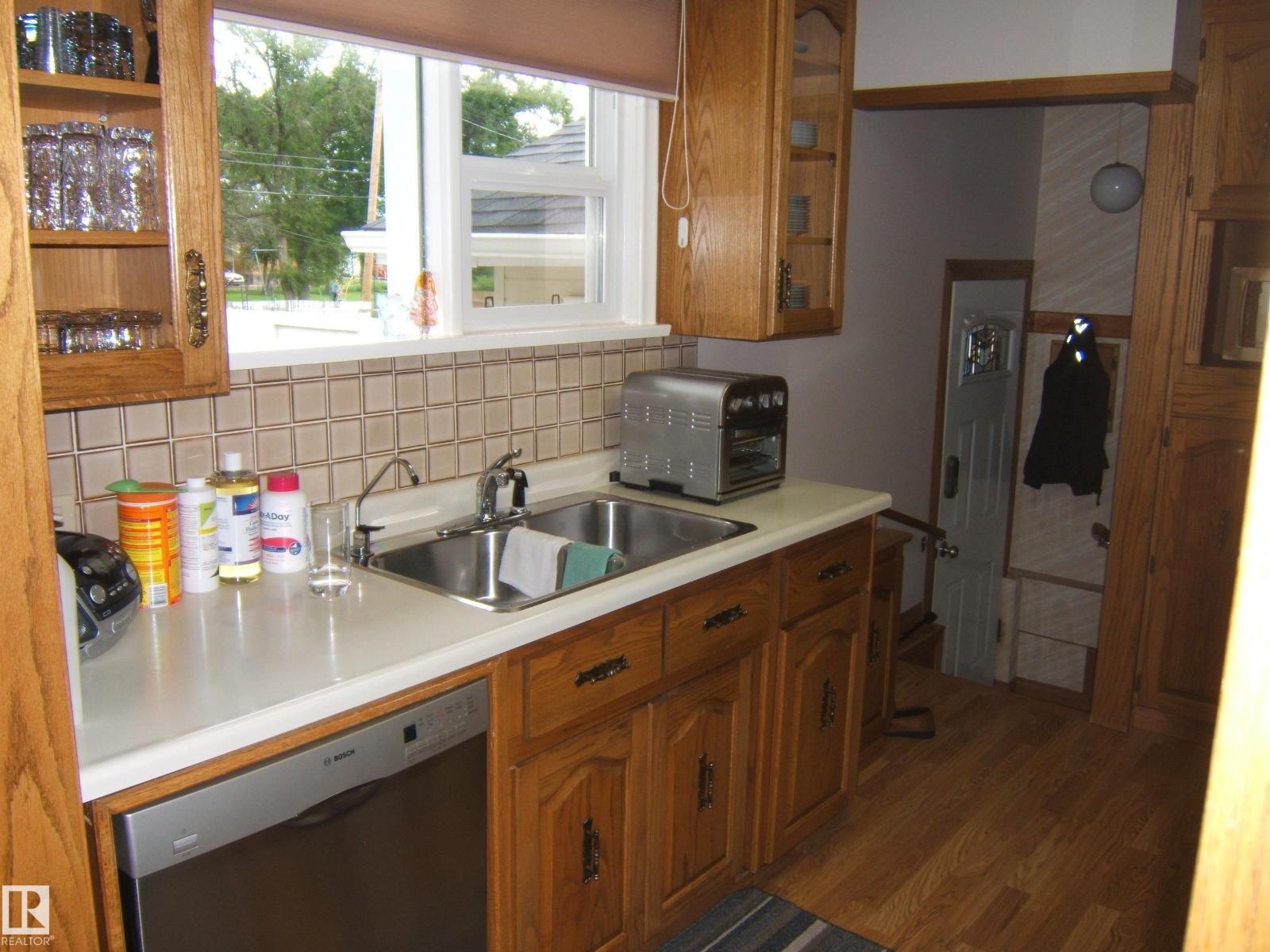 Photo 16 of 4809 47 St, Two Hills AB