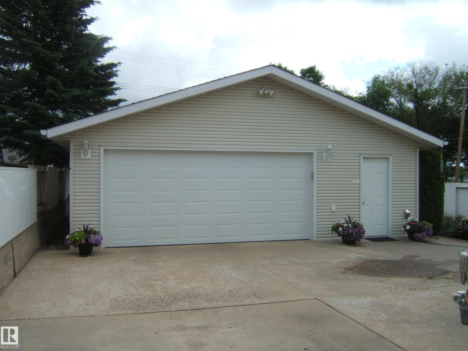 Photo 2 of 4809 47 St, Two Hills AB
