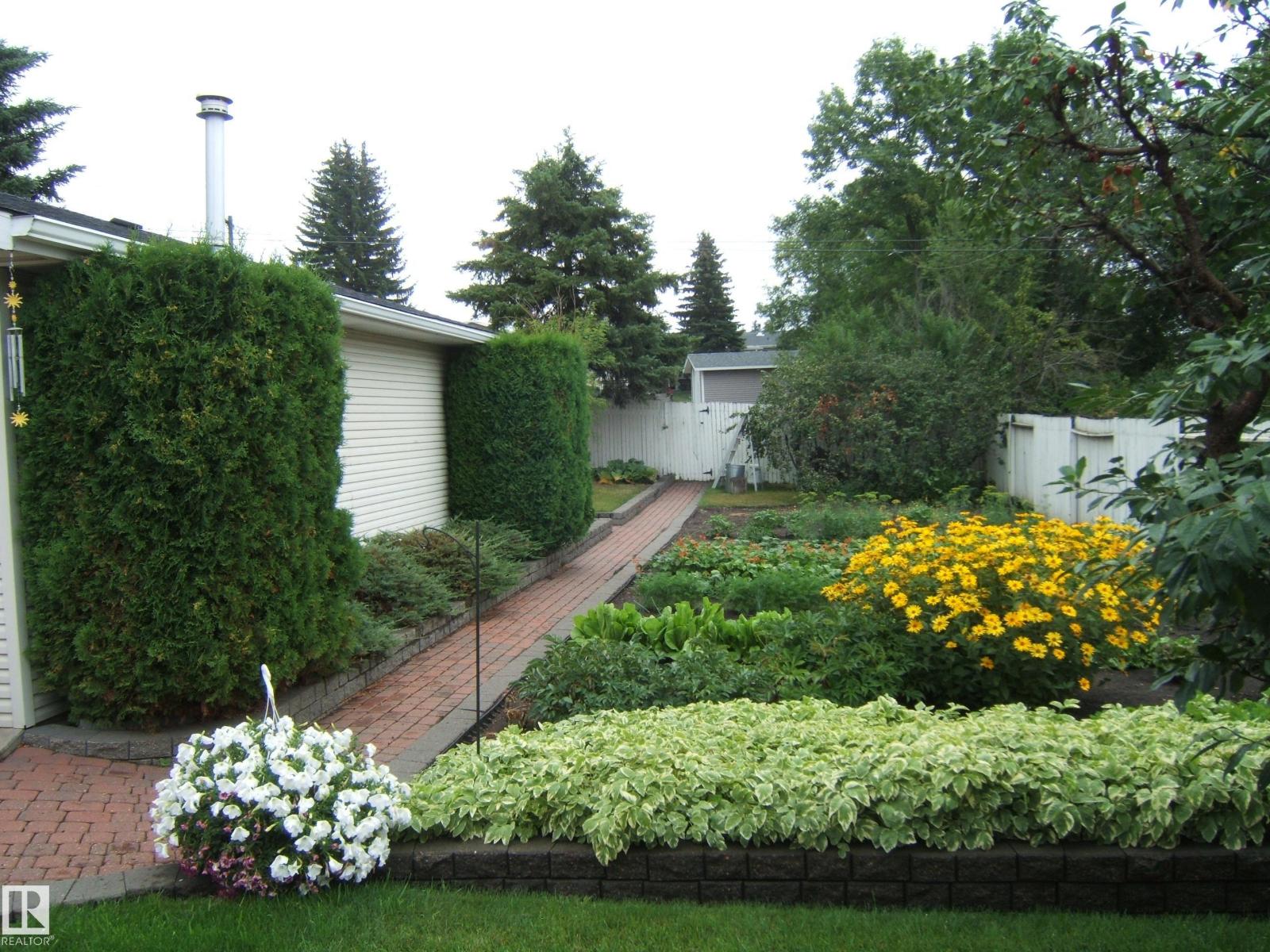 Photo 10 of 4809 47 St, Two Hills AB