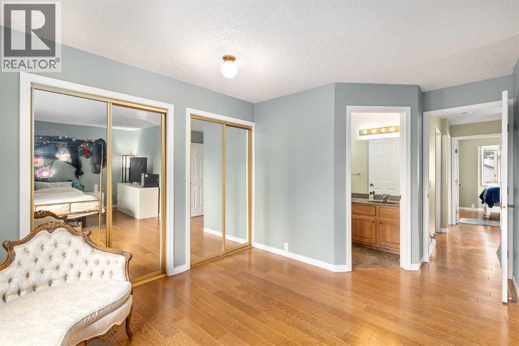 Photo 18 of 160 Glamis Terrace Sw, Calgary AB