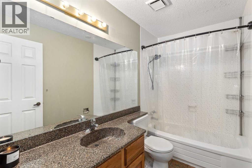 Photo 4 of 160 Glamis Terrace Sw, Calgary AB