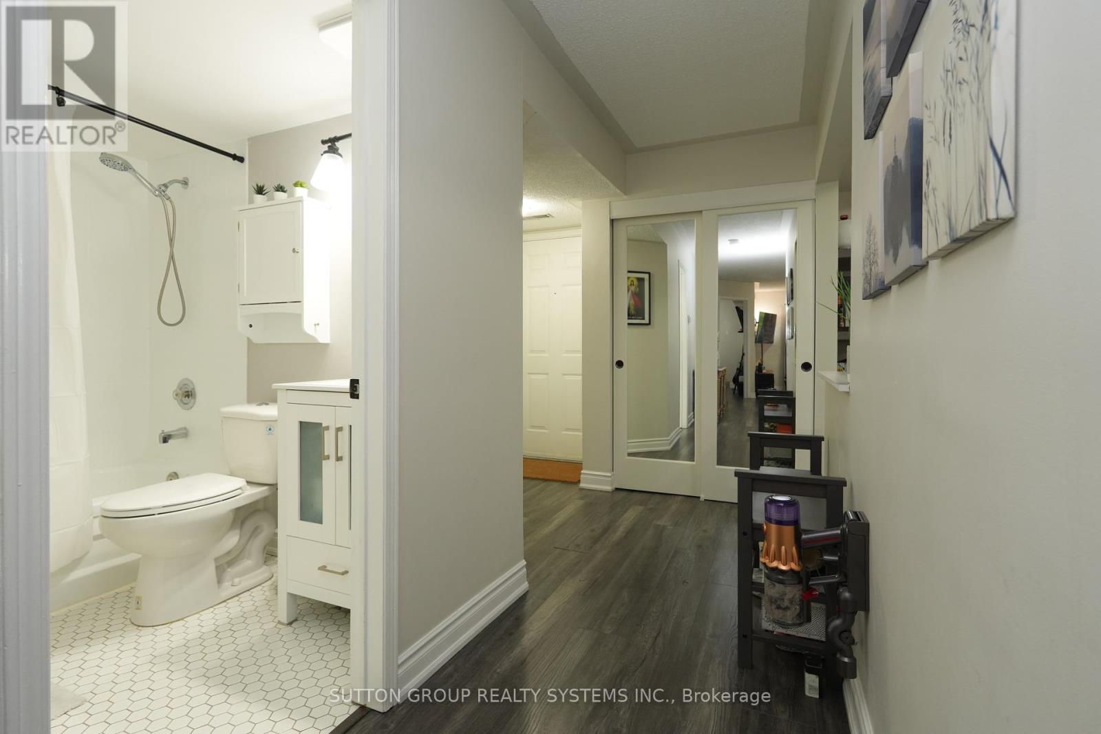 Photo 14 of 183 103 Bristol Road E, Mississauga ON