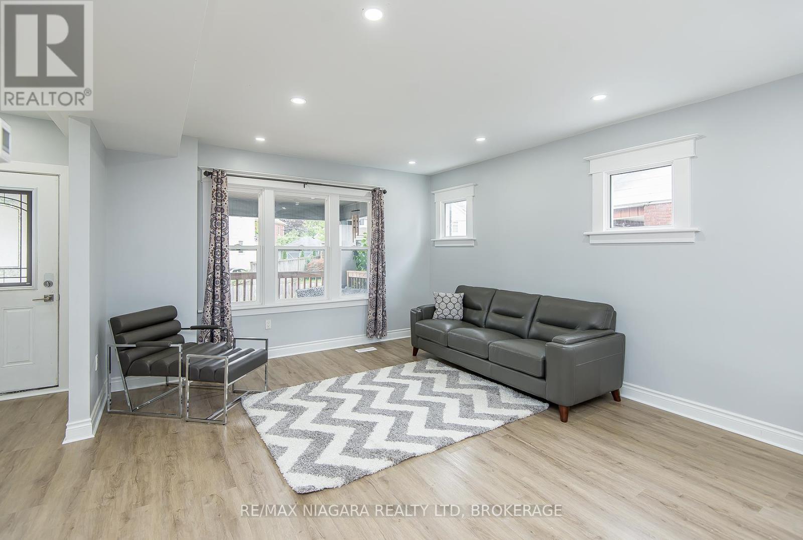 Photo 11 of 4607 Nelson Crescent, Niagara Falls ON