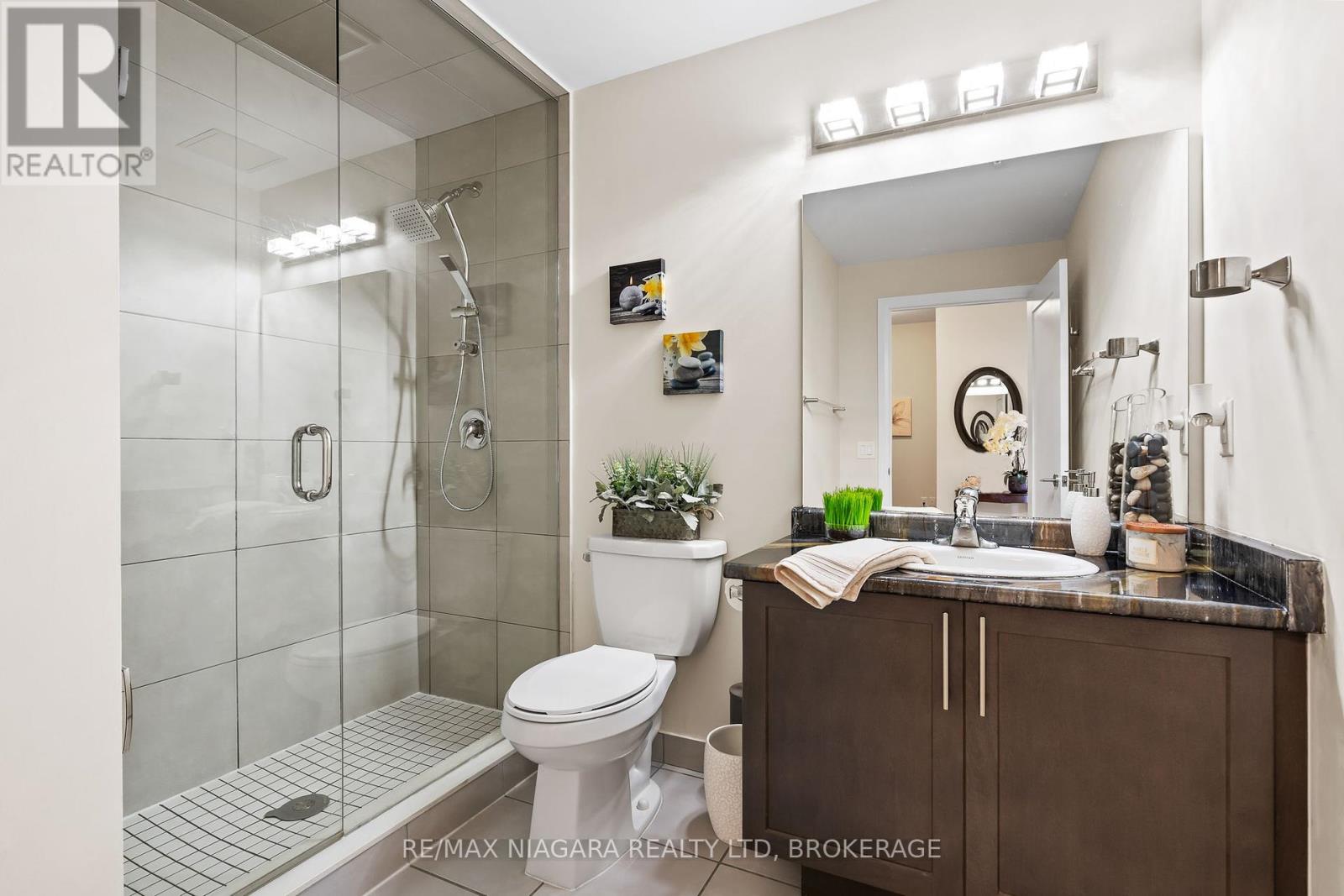 Photo 16 of 416 16 Concord Place, Grimsby ON