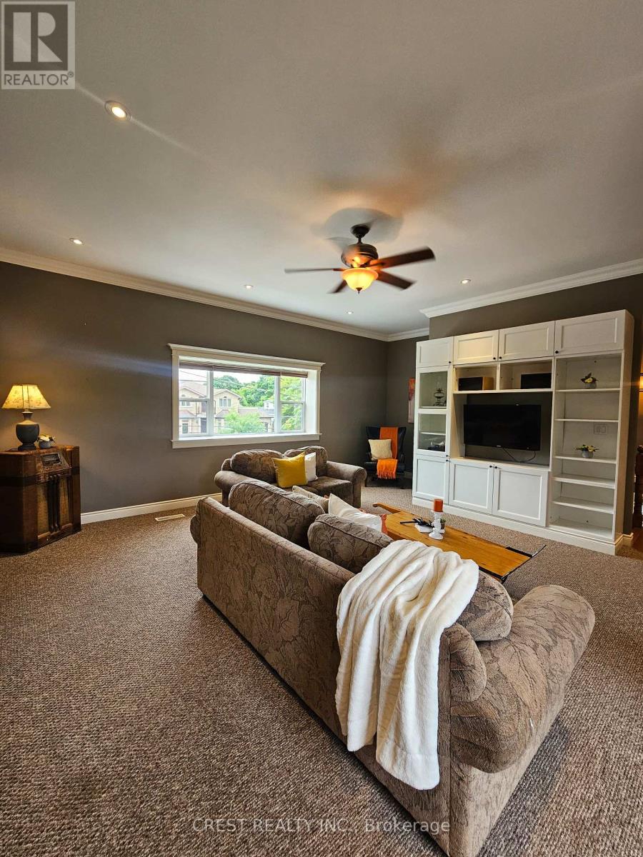 Photo 14 of 25 Waltham Drive, Toronto ON