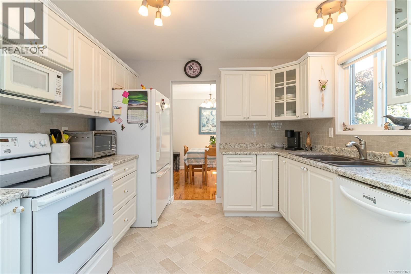 Photo 10 of 3355 Wellsmith Cres, Colwood BC