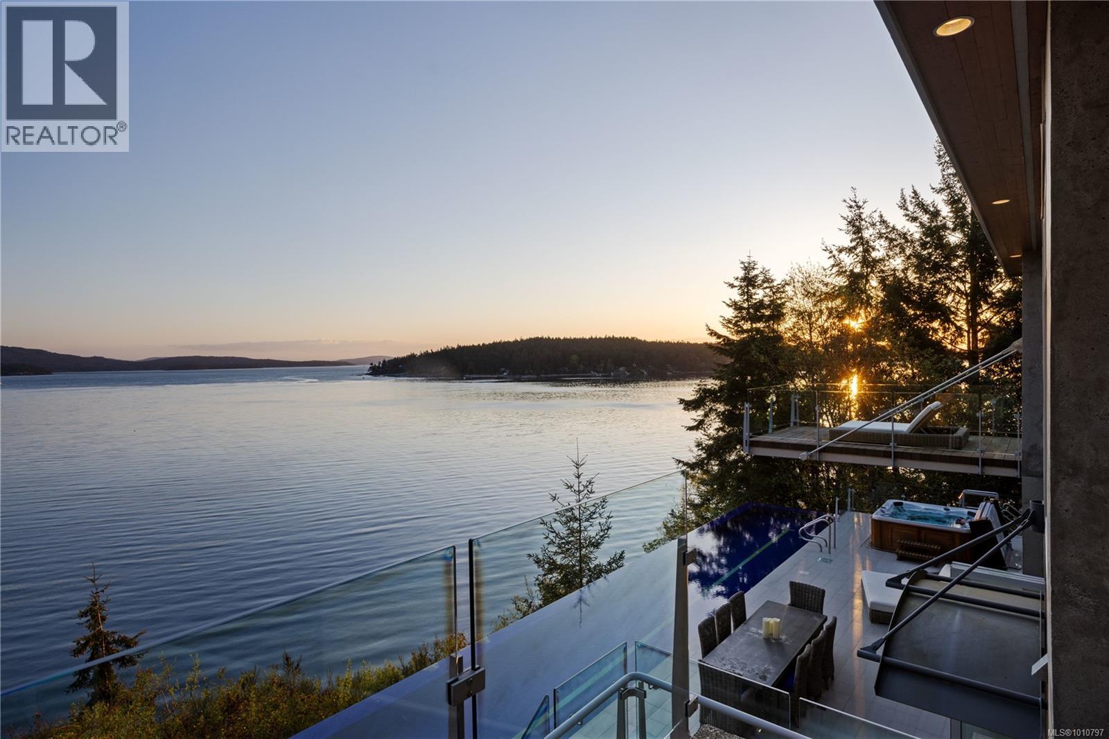  1580 Lands End Road, North Saanich