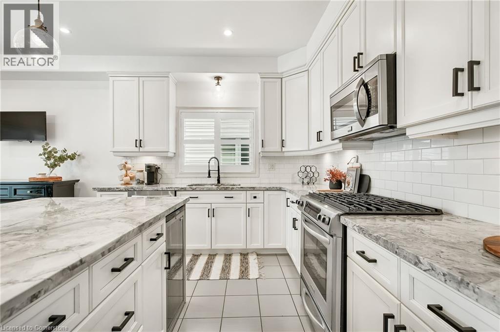 Photo 8 of 4884 Allan Court, Beamsville ON