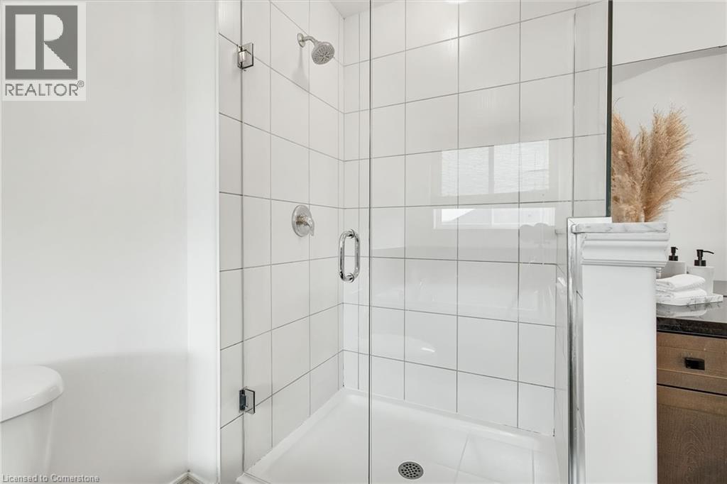 Photo 24 of 4884 Allan Court, Beamsville ON