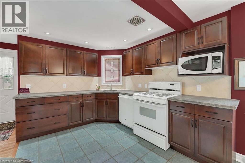 Photo 5 of 110 Livingston Avenue, Grimsby ON