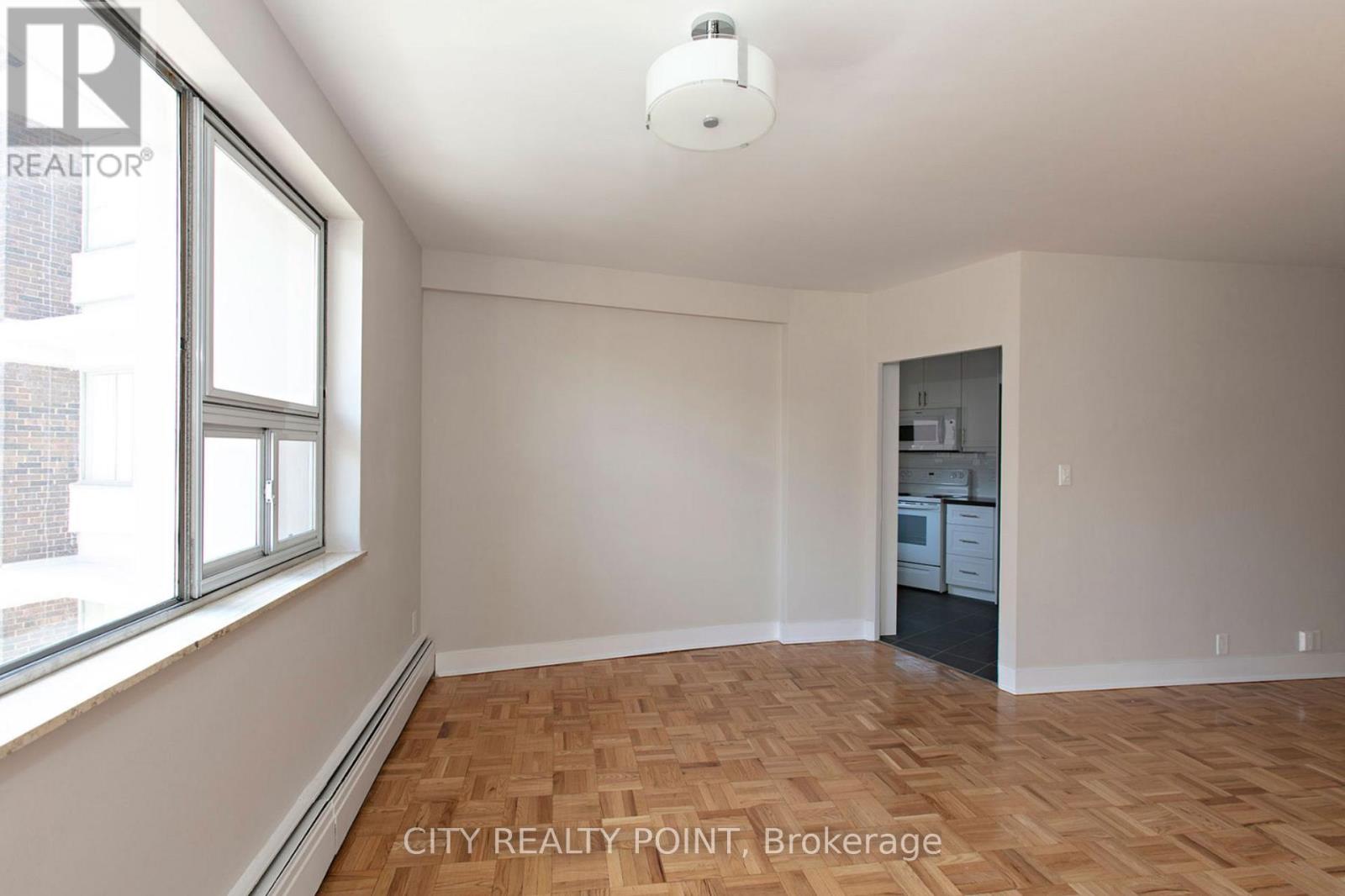 Photo 4 of 504 9 Deer Park Crescent, Toronto ON